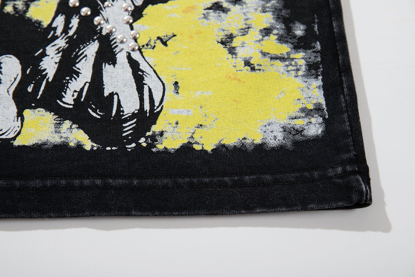 MAJESTIK Bulldog Graphic Short-Sleeve T-Shirt ¡ª detail